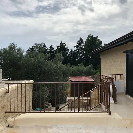 Eleni Villa *